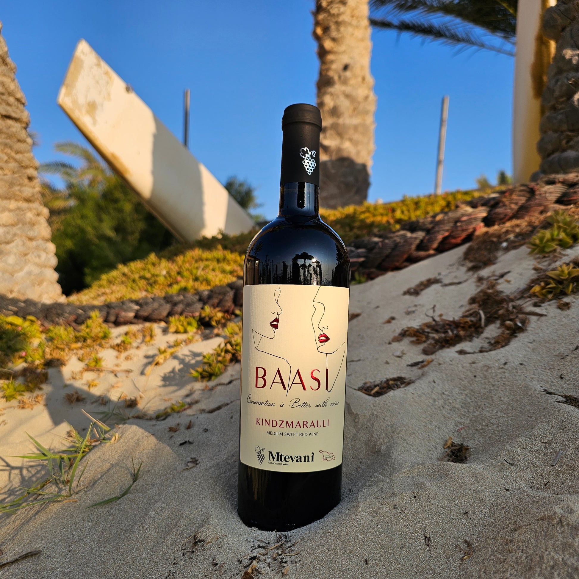 Kindzmarauli von Georgian Legend – tiefroter, lieblicher Rotwein aus Kachetien in Flasche und Glas