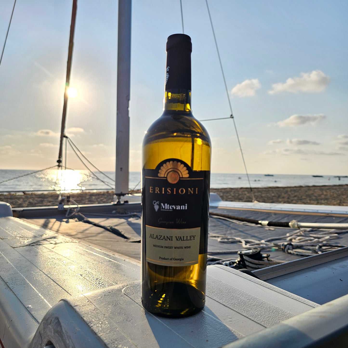 Alazani Valley 2024 Weißwein aus Georgien – helles Strohgelb, florales Bouquet, authentische georgische Weintradition, ideal als Geschenk oder Genussmoment