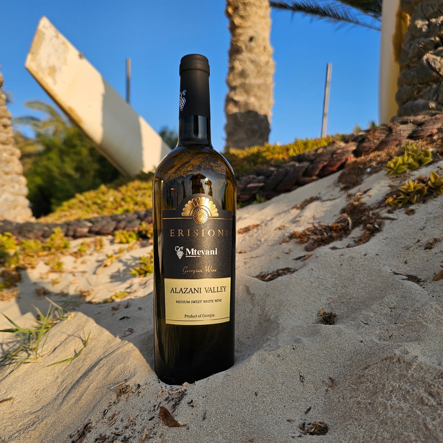 Alazani Valley 2024 Weißwein im Glas – samtiger, ausgewogen süßer Geschmack mit floralen Noten, ideal gut gekühlt bei 8–10 °C genießen