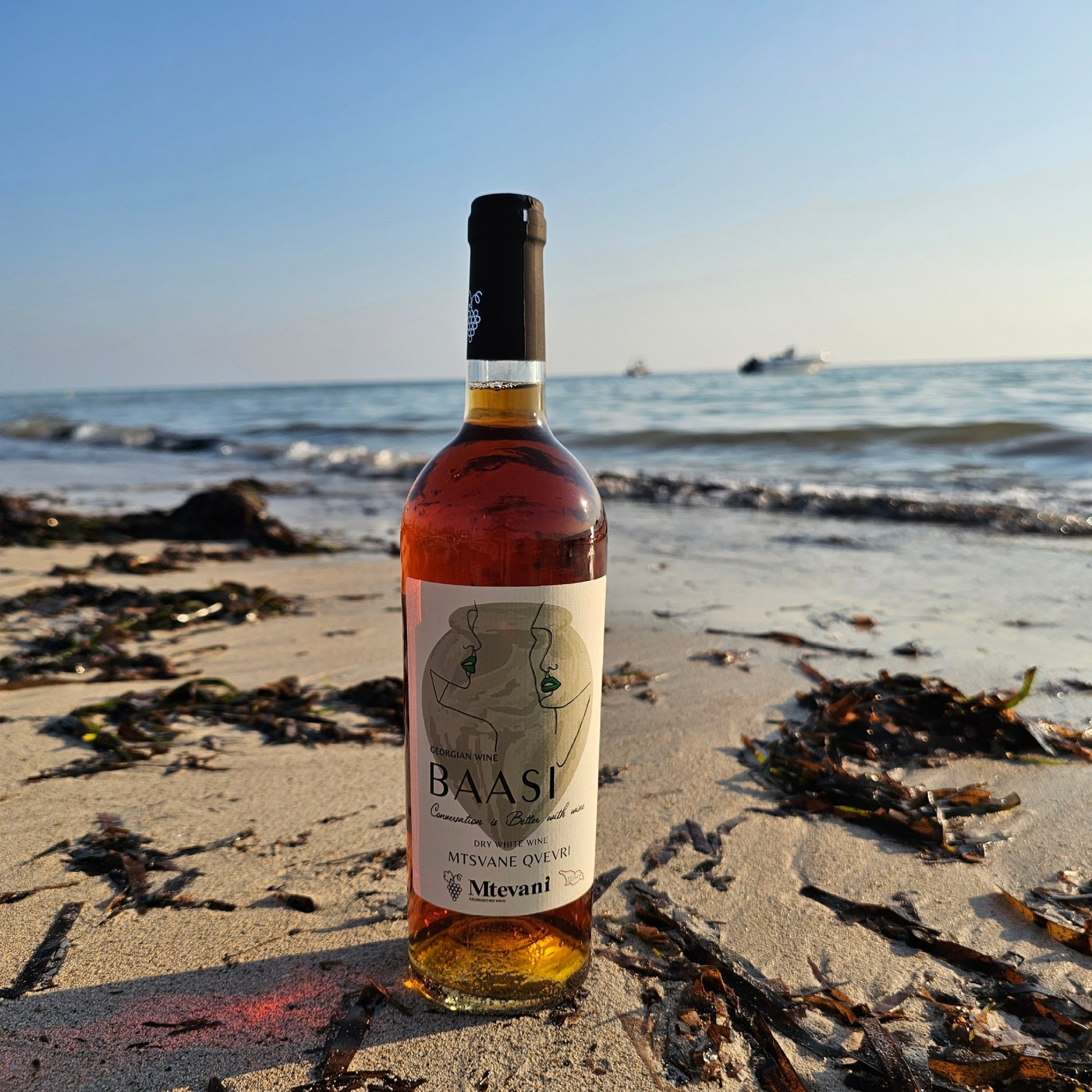 „Baasi Mtsvane Qvevri 2023 – orange Wein aus Georgien, harmoniert mit gebratener Entenbrust, Kürbisgerichten, Linsensalat und gereiftem Käse, ideal für stilvolle Dinner