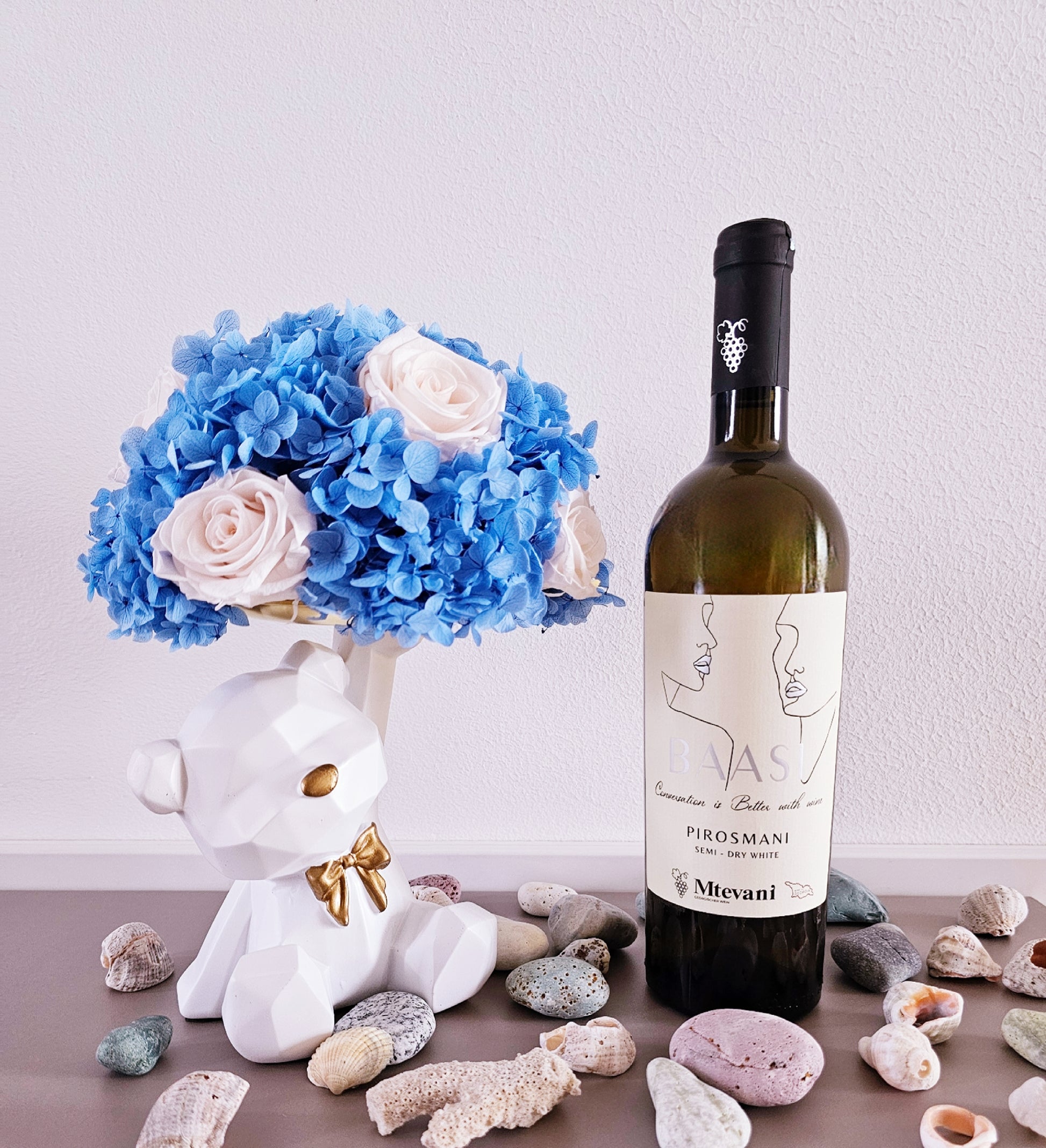 Baasi Pirosmani 2024 – Medium Sweet Weißwein aus Georgien, harmoniert mit grünen Salaten, Weichkäse, Obstplatten und leichten Desserts