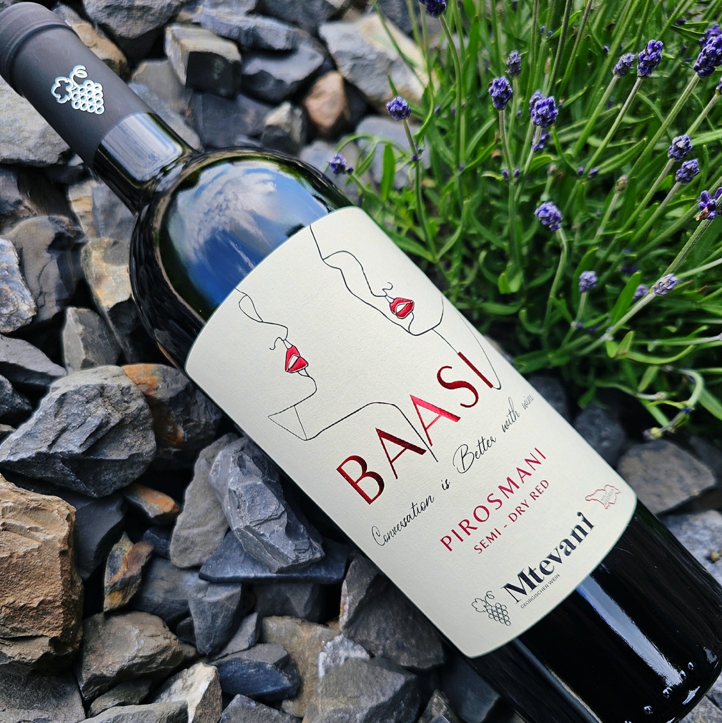 Baasi Pirosmani 2024 – Medium Sweet Rotwein aus Saperavi, Kakheti, Georgien, rubinrot, fruchtig und samtig