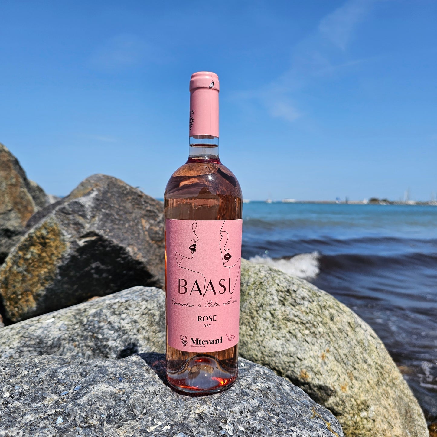 Baasi Rosé 2023 im Glas – frischer, trockener Roséwein, vielschichtige Aromen von Cranberry, Erdbeere und Kirsche, harmonische Textur, ideal gekühlt bei 10–12 °C