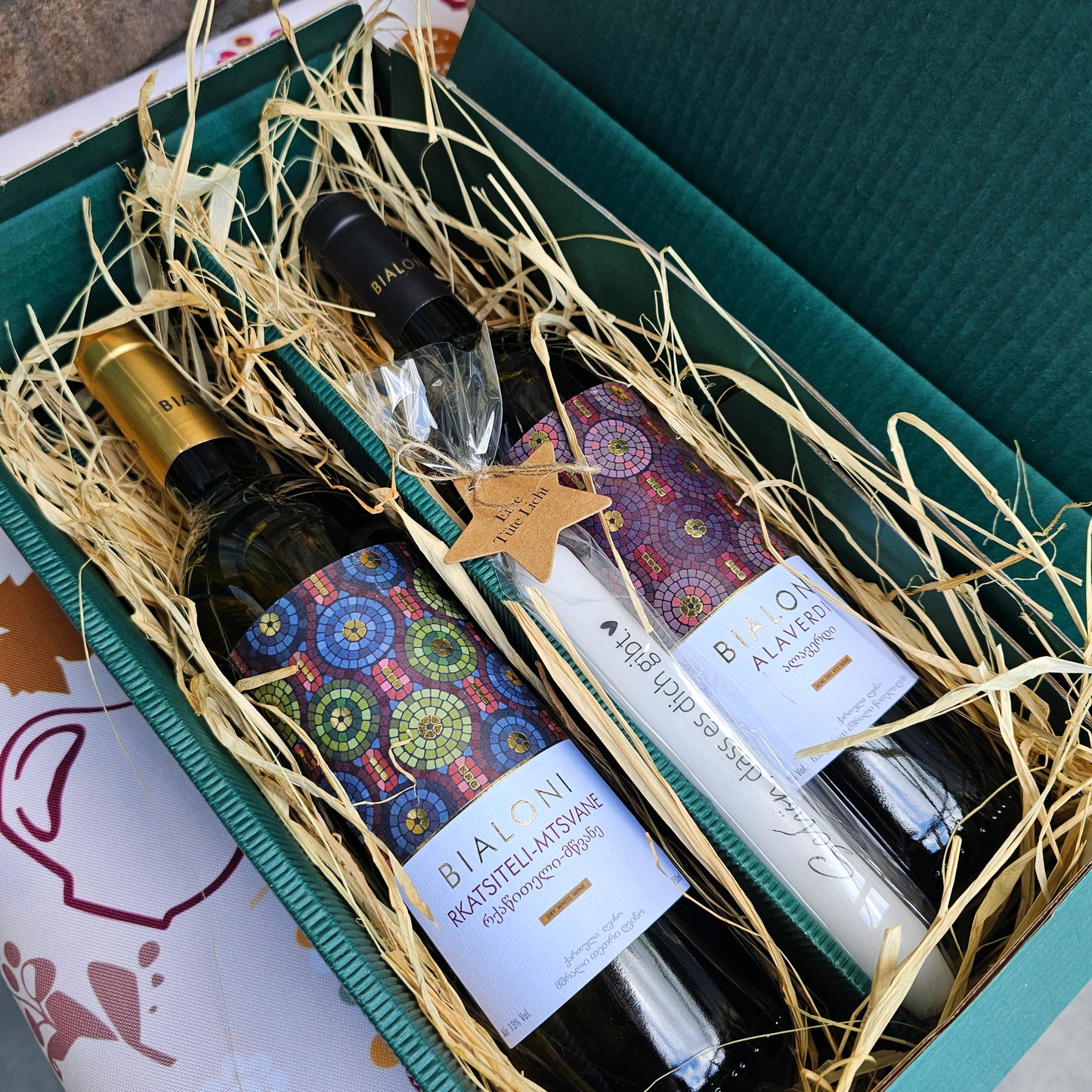 Bialoni Alaverdi – halbtrockener georgischer Rotwein mit weichem Charakter und fruchtigen Aromen im Geschenkset