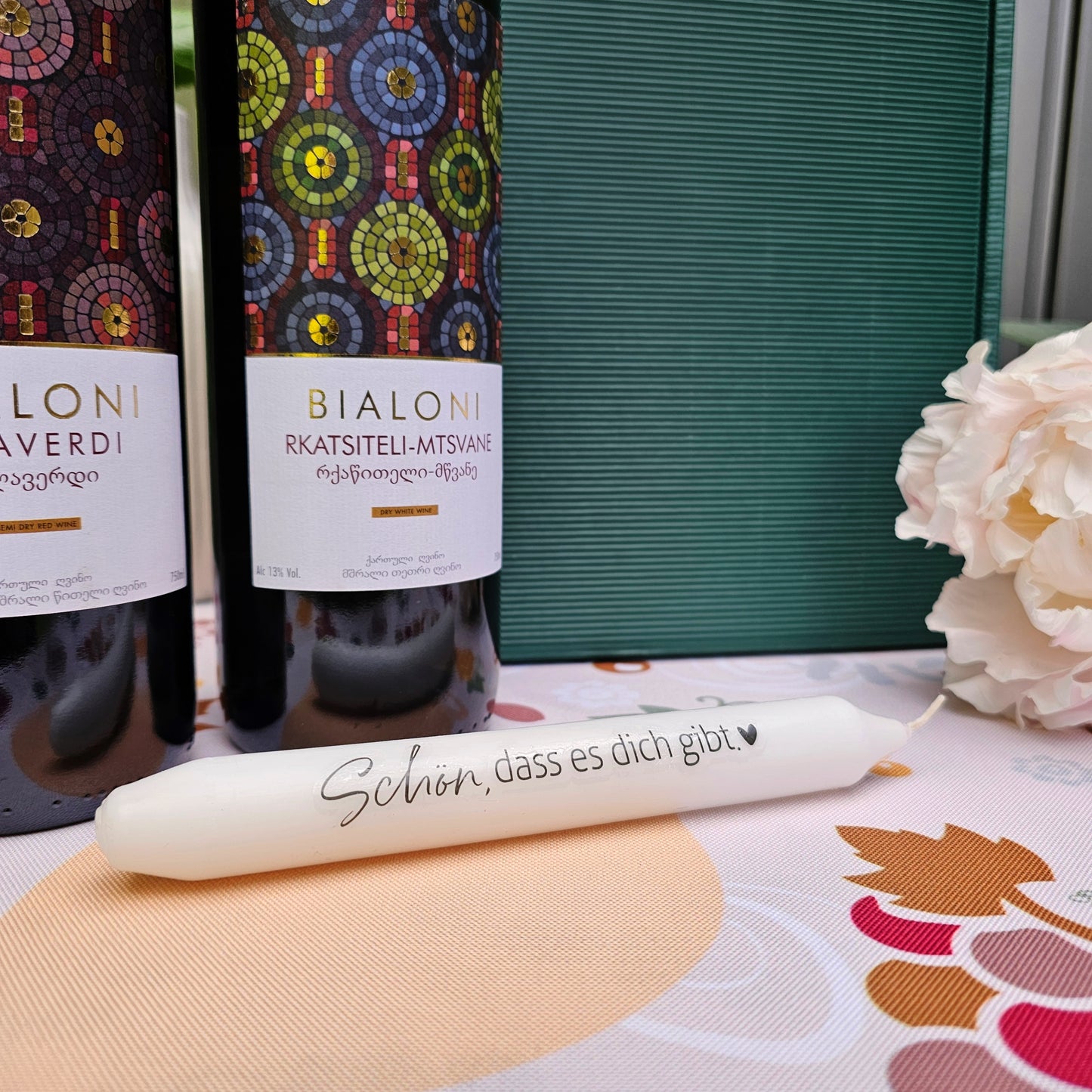Liebevoll gestaltete Motivkerze mit Botschaft und edle Geschenkverpackung im georgischen Wein-Geschenkset