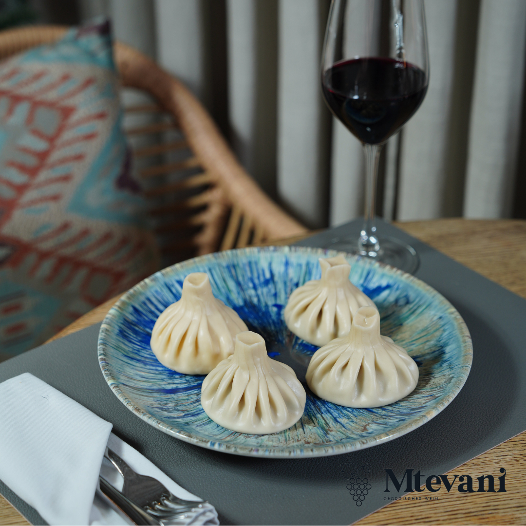 Bialoni Saperavi im Glas – aromatisch, samtige Tannine, georgischer Rotwein aus Kakhetien