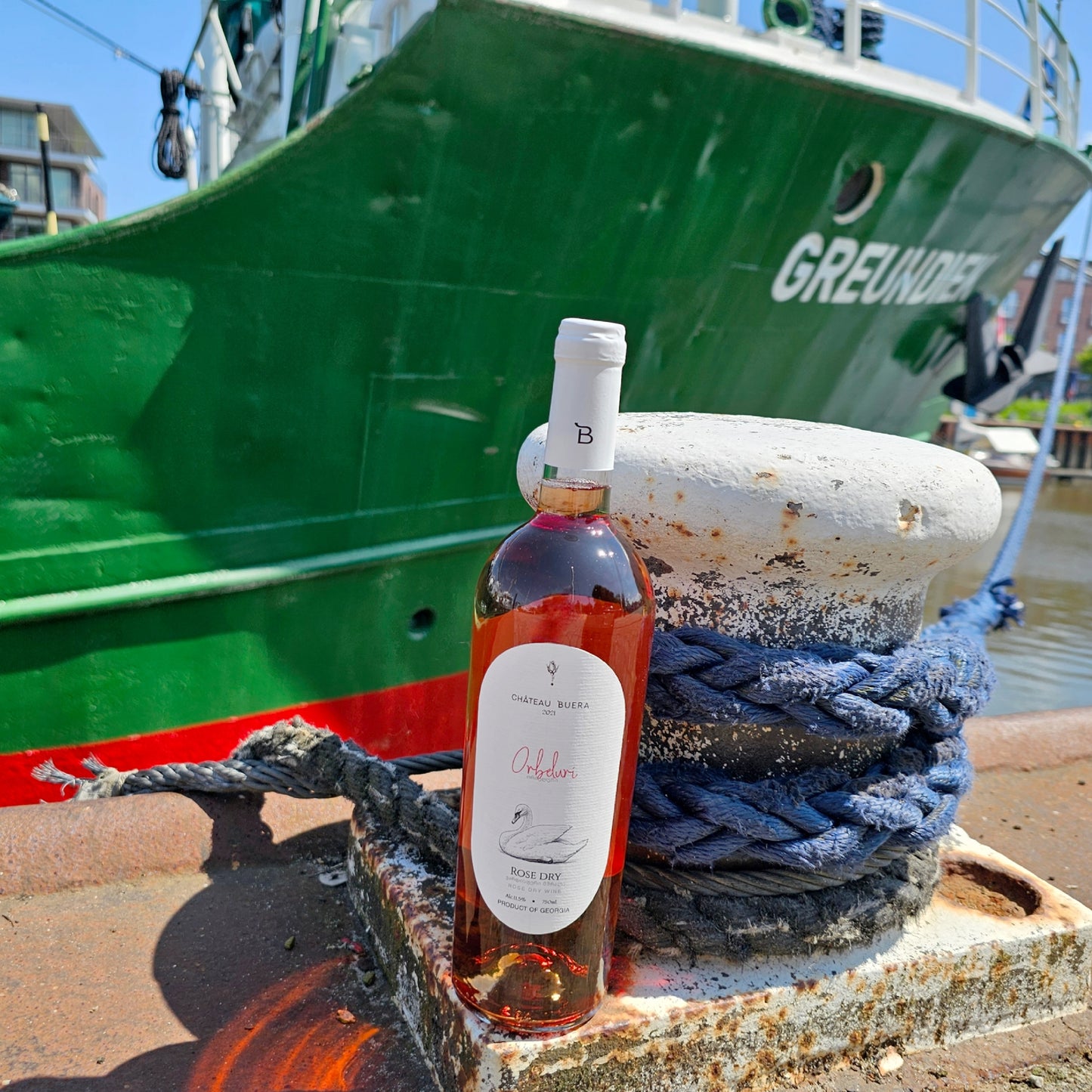 Château Buera Rosé Orbeluri 2024 im Glas – lachsfarbener, trockener Rosé mit Aromen von Beeren und floralen Noten, serviert bei 6–8 °C
