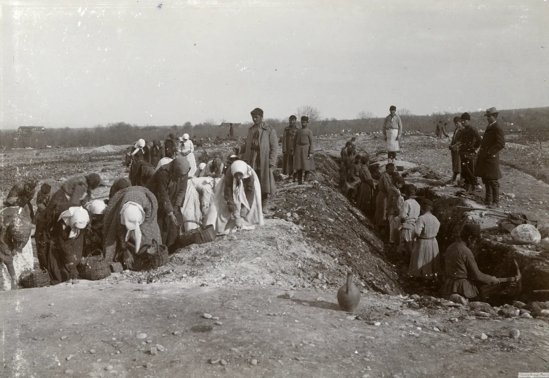 Arbeiter im georgischen Weinberg – Naturverbundener Weinbau in der Wiege des Weins