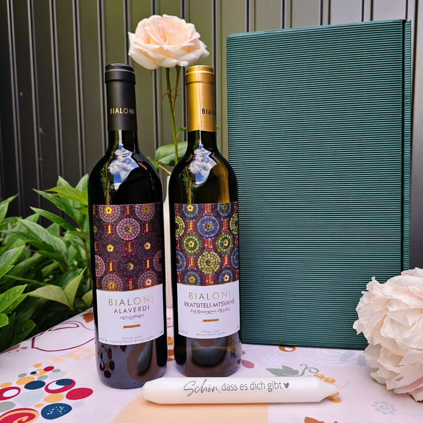 Geschenkset mit georgischem Wein – Bialoni Rotwein, Bialoni Weißwein, Motivkerze und Geschenkverpackung