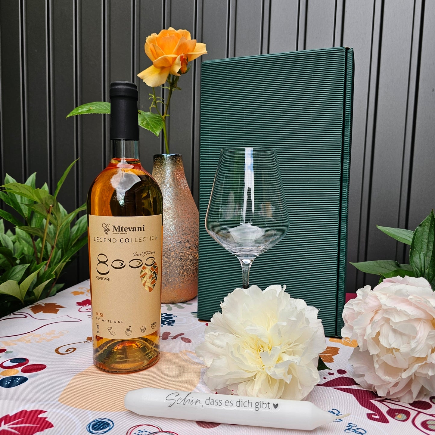 Geschenkset mit Kisi Qvevri Orange Wine, Weißweinglas, Botschaftskerze und edler Geschenkbox – georgischer Genuss mit Stil