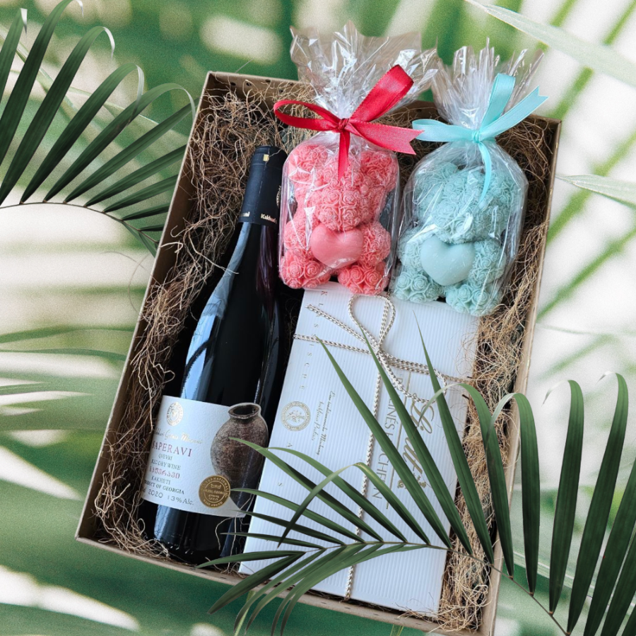 Geschenkset Qvevri Saperavi Wein, 2 Teddys & Pralinen – Perfektes Präsent für Weinliebhaber