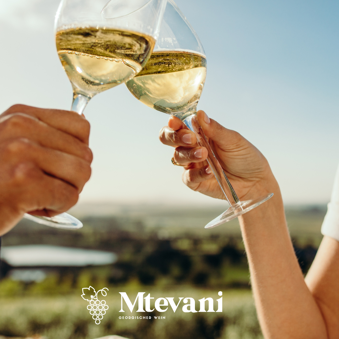 Rkatsiteli Mtsvane Bialoni im Glas – goldbrauner georgischer Weißwein mit Aromen von Litschi, Pfirsich und tropischen Früchten