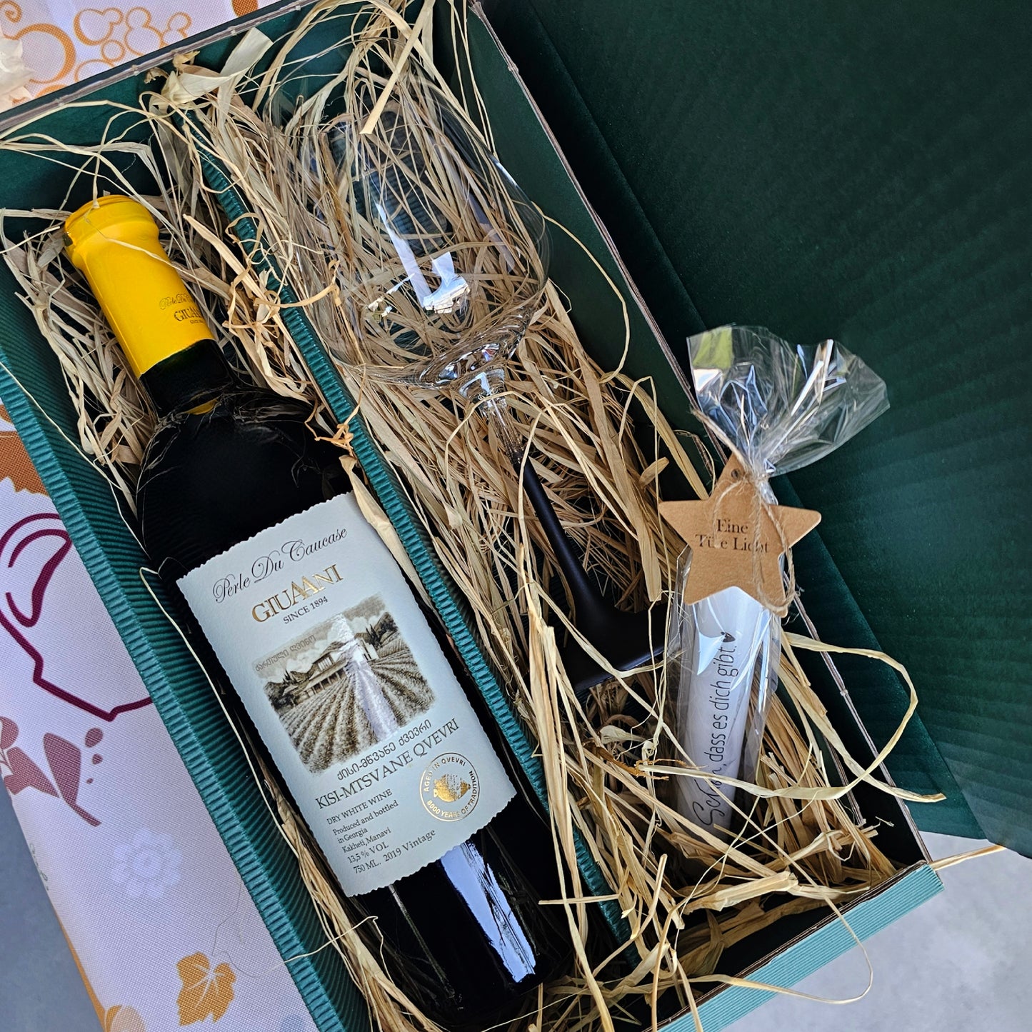 Geschenkset „Schön, dass es dich gibt“ – KISI - Mtsvane Orangewein, Glas & Kerze