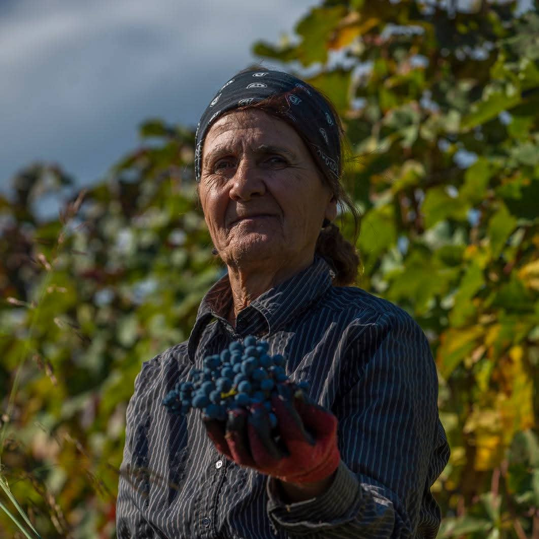 Alte Frau in Georgien – Hüterin der georgischen Weintradition und Handwerkskunst