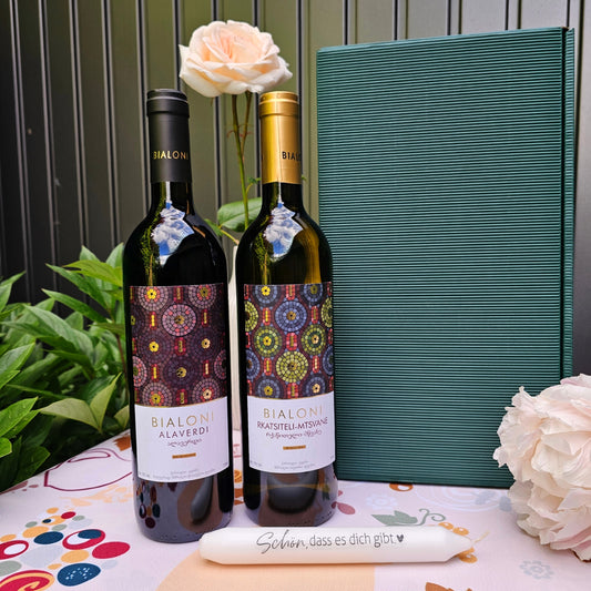 Geschenkset mit georgischem Wein – Bialoni Rotwein, Bialoni Weißwein, Motivkerze und Geschenkverpackung