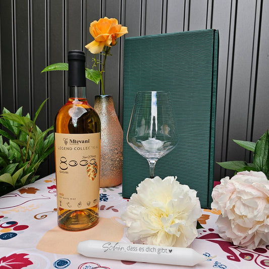 Geschenkset mit Kisi Qvevri Orange Wine, Weißweinglas, Botschaftskerze und edler Geschenkbox – georgischer Genuss mit Stil