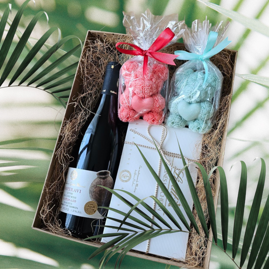 Geschenkset Qvevri Saperavi Wein, 2 Teddys & Pralinen – Perfektes Präsent für Weinliebhaber