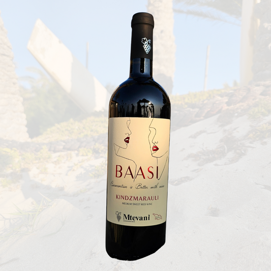 Kindzmarauli Rotwein von Baasi in Flasche und Glas, georgischer Wein aus der Region Kachetien