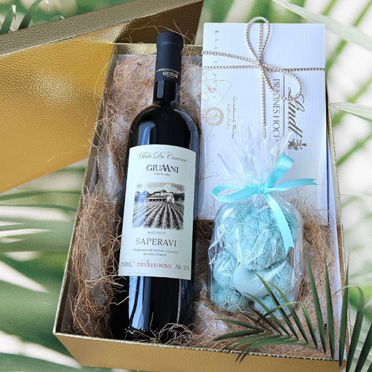 Geschenkset Saperavi von Giuaani, Pralinen & Teddy-Kerze – Exklusives Geschenk für Weinliebhaber