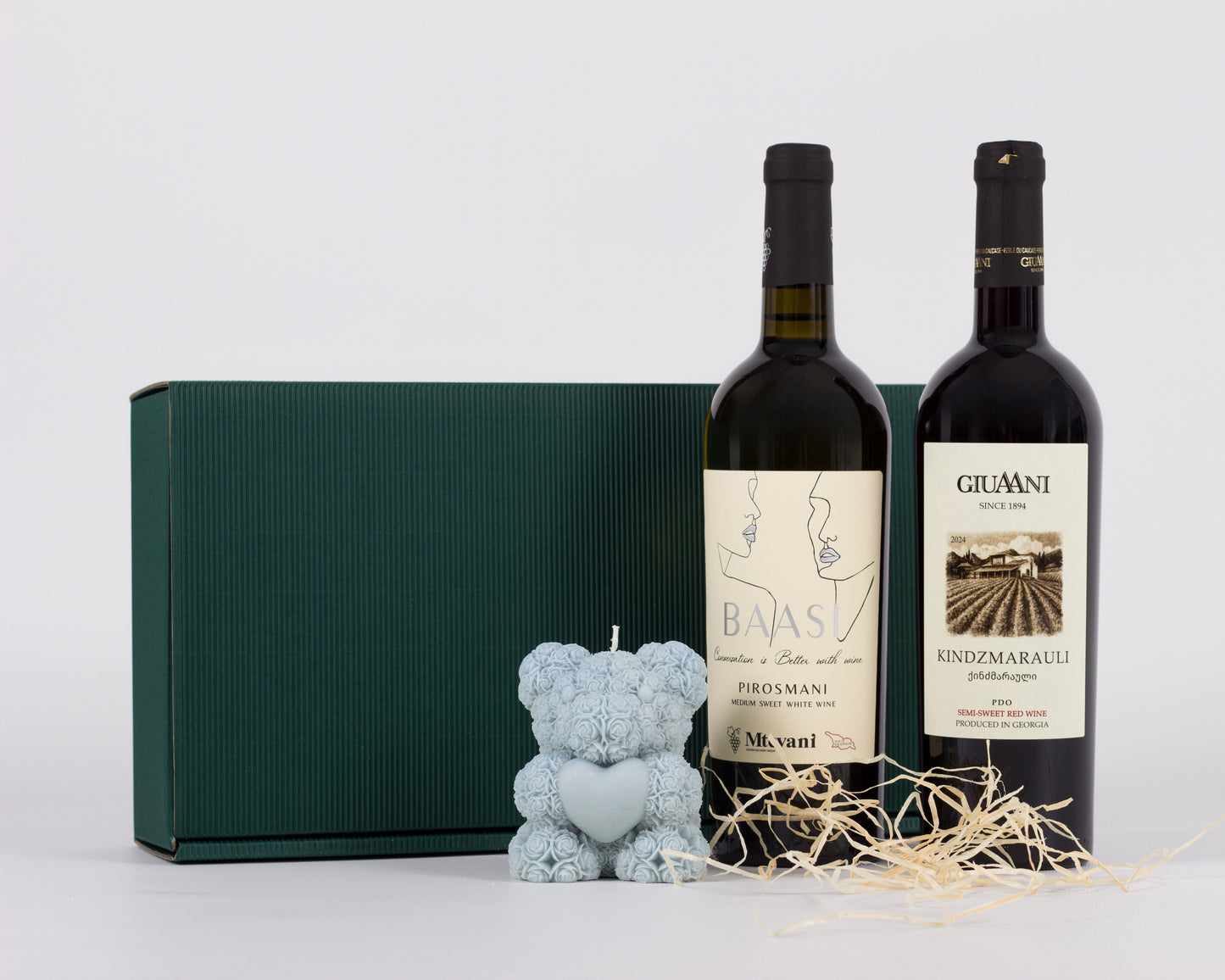 Geschenkset mit georgischem Rotwein Kindzmarauli, Weißwein Pirosmani und dekorativer Teddy-Kerze in edler Geschenkbox