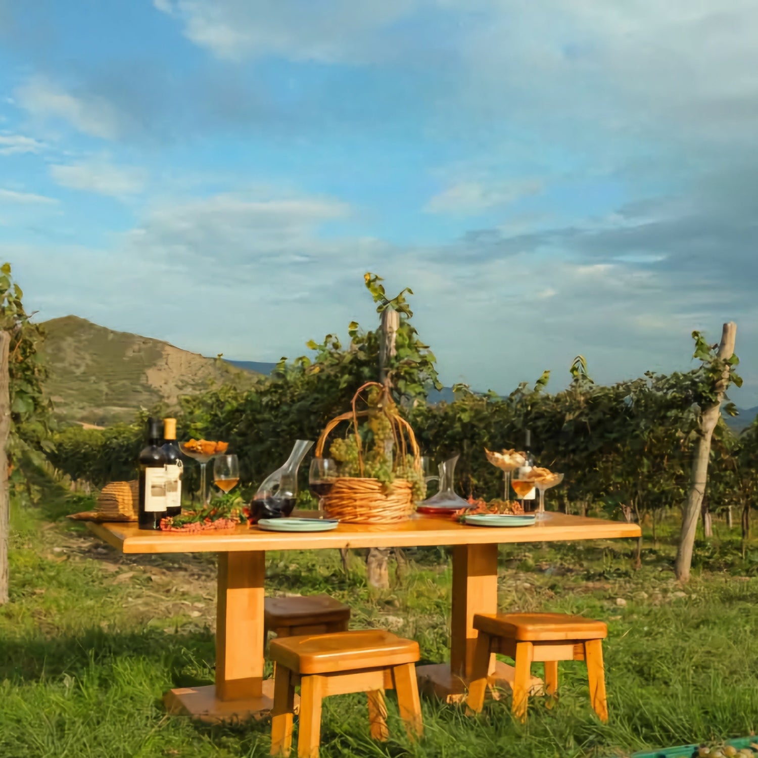 Gedeckter Tisch im georgischen Weinberg – Wein genießen und Heimat spüren